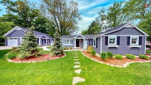Una casa residenziale con un giardino anteriore, vialetto e un sentiero che conduce all'ingresso.