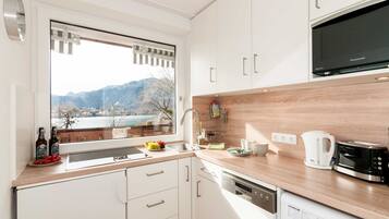 Réfrigérateur, micro-ondes, lave-vaisselle, cafetiÚre/bouilloire