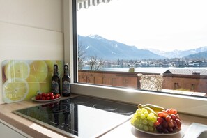 Kylskåp, mikrovågsugn, diskmaskin och kaffe- och tebryggare