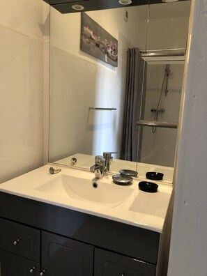 Shower, hair dryer - Bas de Villa,piscine,calme,sécurisé, Ajaccio (Ajaccio)