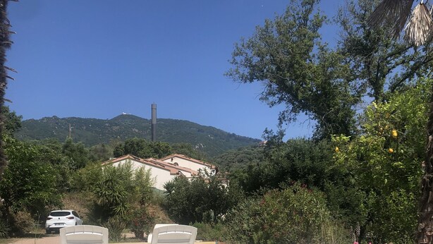 A patio area with outdoor seating, a pool, and potted plants. - Bas de Villa,piscine,calme,sécurisé, Ajaccio (Ajaccio)