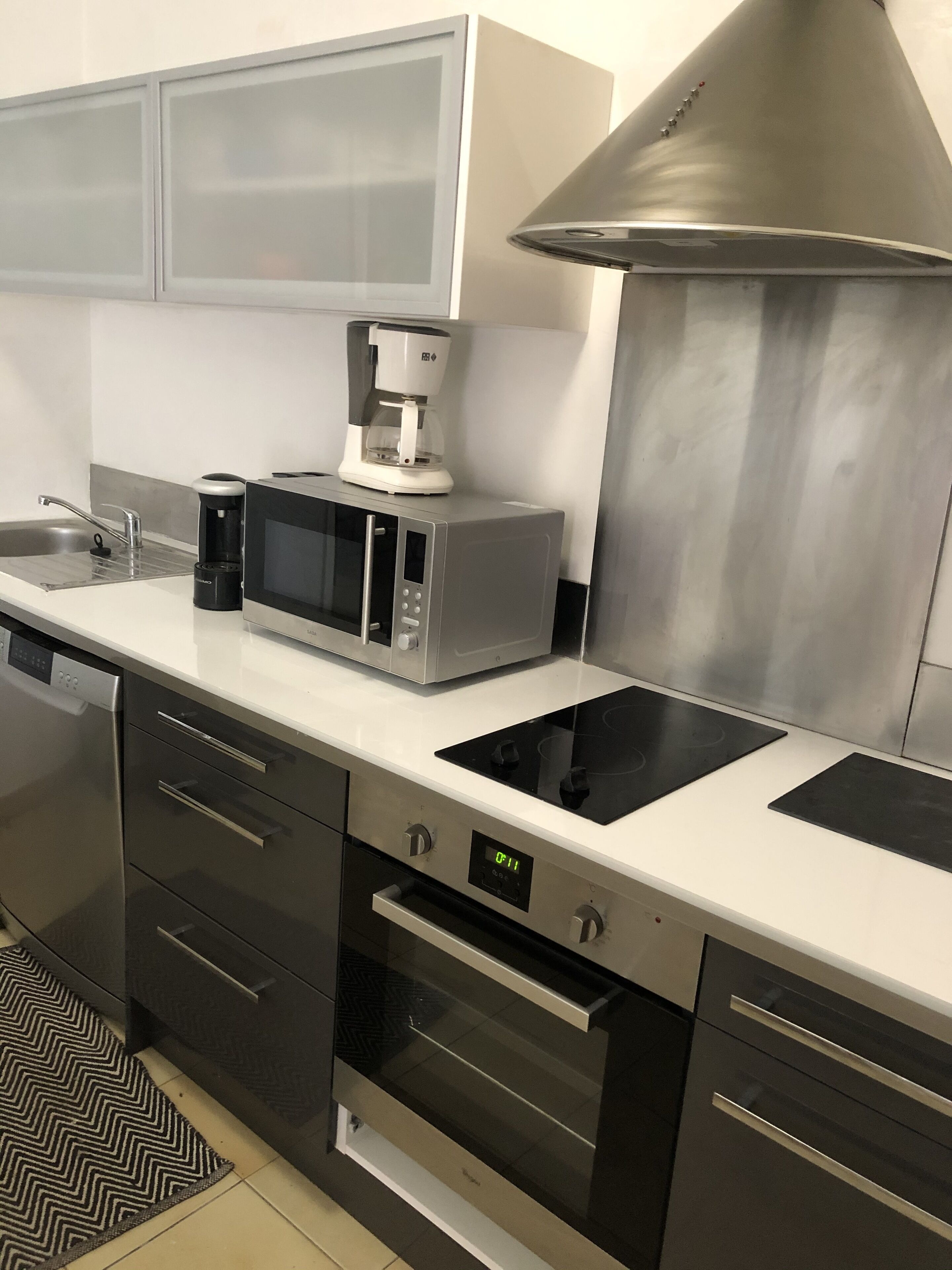 Réfrigérateur, micro-ondes, four, plaque de cuisson