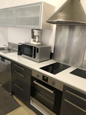 Refrigerador, microondas, horno y parrilla de estufa