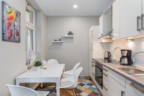 Kühlschrank, Ofen, Geschirrspüler, Wasserkocher mit Kaffee-/Teezubehör