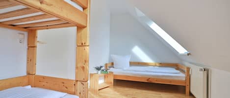 2 bedrooms, travel cot, WiFi