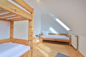 2 bedrooms, travel cot, WiFi