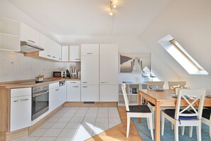 Wasserkocher mit Kaffee-/Teezubehör, Kühlschrank, Mikrowelle, Ofen
