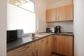 Kühlschrank, Mikrowelle, Wasserkocher mit Kaffee-/Teezubehör