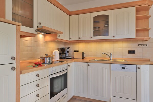 Kühlschrank, Mikrowelle, Ofen, Geschirrspüler