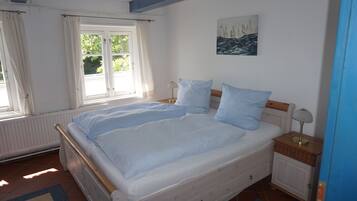2 bedrooms, desk, WiFi, bed sheets