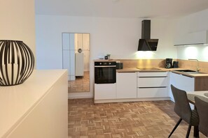 Fridge, oven, dishwasher, coffee/tea maker