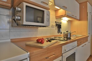 Een koelkast, een magnetron, een oven, een vaatwasser