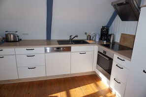 Kühlschrank, Mikrowelle, Ofen, Geschirrspüler