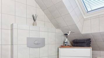 Dusche, Haartrockner, Seife, Toilettenpapier