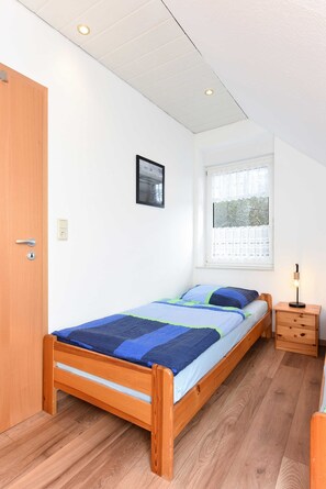 2 bedrooms, travel cot, WiFi, bed sheets