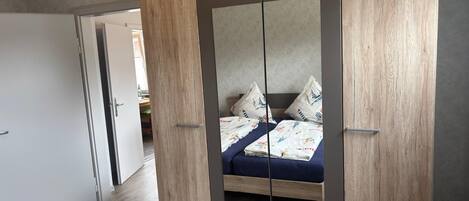 2 chambres, coffres-forts dans les chambres, fer et planche à repasser