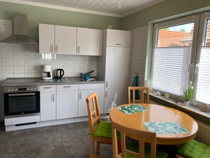 Kylskåp, mikrovågsugn, ugn och diskmaskin