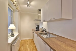 Køleskab, ovn, opvaskemaskine, kaffe-/temaskine