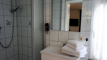 Haartrockner, Handtücher, Seife, Toilettenpapier