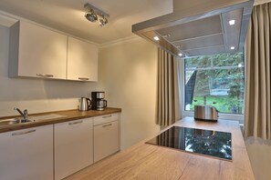 Køleskab, ovn, opvaskemaskine, kaffe-/temaskine