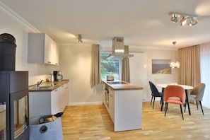 Køleskab, ovn, opvaskemaskine, kaffe-/temaskine