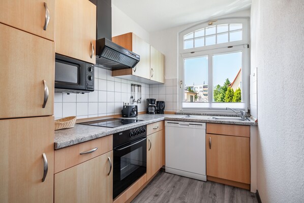 Kühlschrank, Mikrowelle, Ofen, Geschirrspüler
