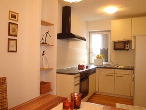 Kühlschrank, Mikrowelle, Ofen, Geschirrspüler