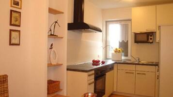 Een koelkast, een oven, een koffiezetapparaat/waterkoker