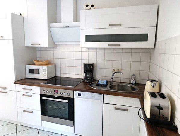 Kylskåp, mikrovågsugn, ugn och diskmaskin