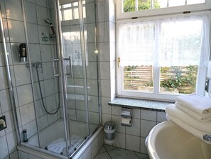 Shower, hair dryer, towels, soap - Apartment Rosenhof TW 110 - TW 110 (Kühlungsborn)