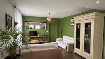 TV, fireplace