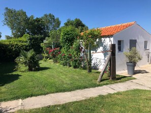 Property grounds - Accessible Farmhouse with Garden and Terraces, Near Vélo Rail and St Gilles (Commequiers)