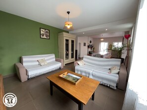 TV - Accessible Farmhouse with Garden and Terraces, Near Vélo Rail and St Gilles (Commequiers)