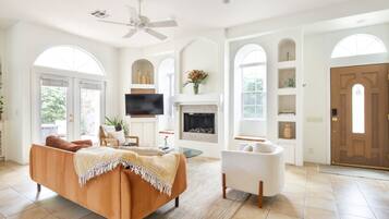 Smart TV, fireplace