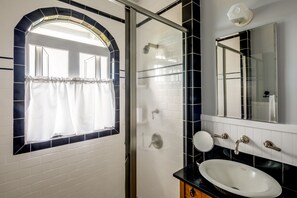 Een haardroger, handdoeken