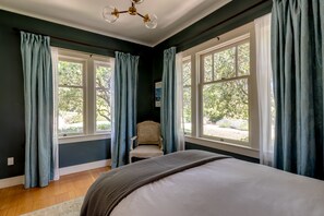4 bedrooms, iron/ironing board, internet, bed sheets