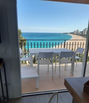 Outdoor dining - Air-conditioned corner apartmentSplendid views.FREE WIFI. ON THE BEACH 🏖️. (Platja d'Aro)