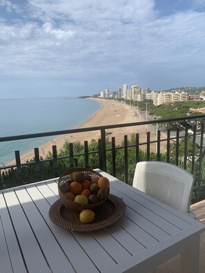 Outdoor dining - Air-conditioned corner apartmentSplendid views.FREE WIFI. ON THE BEACH 🏖️. (Platja d'Aro)