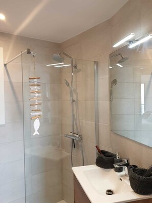 Een douche, een haardroger, handdoeken, toiletpapier