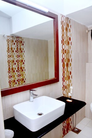 Suite | Bathroom | Shower, free toiletries, bathrobes - Park Hotel (Bhopal)