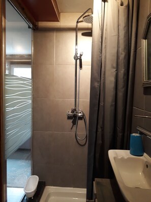 Chuveiro/banheira combinados, secador de cabelo, toalhas de banho 