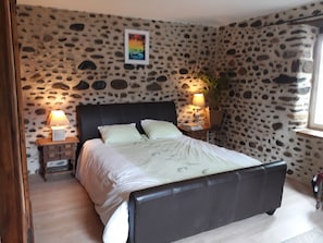 3 quartos, berço de viagem, Wi-Fi, roupa de cama