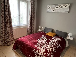 1 bedroom, free WiFi - Charming Cottage for 2 in Renovated Barn with Private Terrace, Near Rail Bike Trail (Commequiers)