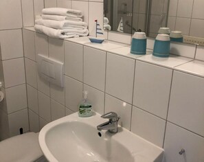 Een haardroger, zeep, toiletpapier