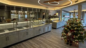 Eine moderne Küche mit Barbereich, einem Weihnachtsbaum und einem Stern an der Decke.