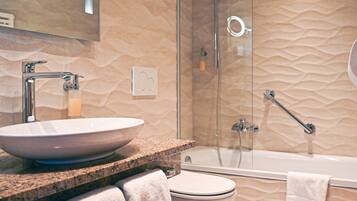 Een badkamer met een wastafel, toilet en douche.