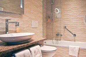 Hair dryer, towels, soap, toilet paper - Duroc double room comfort - Hotel Marschall DuRoc**** (Markersdorf)