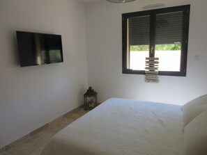 3 chambres, fer et planche à repasser, Wi-Fi, draps fournis