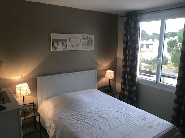 2 habitaciones y tabla de planchar con plancha 