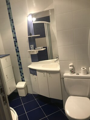 Douche, serviettes fournies